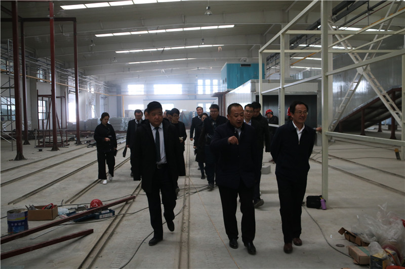 蘭州市委常委、新區(qū)黨工委書記楊建忠參觀考察工貿(mào)集團三廠建設(shè)情況