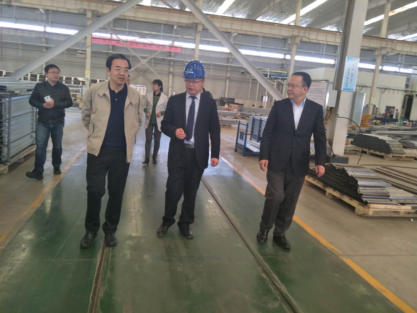 財政部駐甘專員辦事處黨組書記楊瑞金，蘭州市副市長牛向東一行參觀考察蘭州新區(qū)亞太伊士頓電梯廠