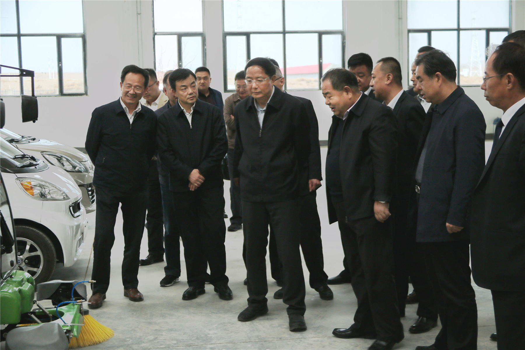 甘肅省政協(xié)主席、黨組書記歐陽堅一行蒞臨蘭州新區(qū)“亞太伊士頓電梯”廠、 “亞太新能源汽車”廠參觀考察！